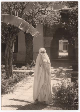 Frau mit HAYEK Marokkanisch