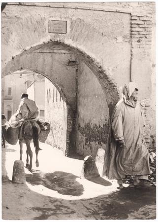 Marokkanischer Souk, zwischen zwei Arkaden aus rotem Pisa