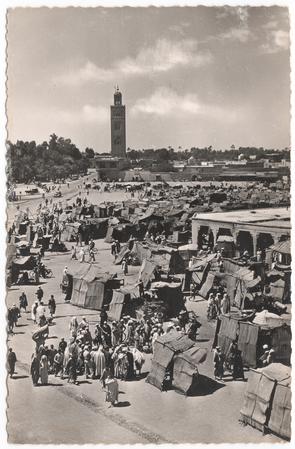 Blick auf den Platz Jemaa El Fna und den Koutoubia